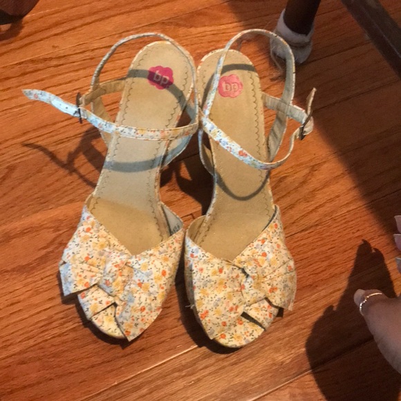 Beautiful size 8 floral cork screw wedges - Picture 4 of 4